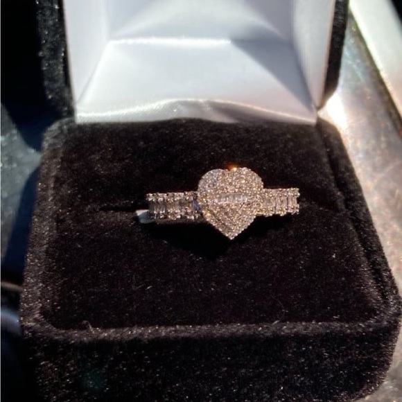 10k yellow gold/diamond ring - Picture 2 of 7